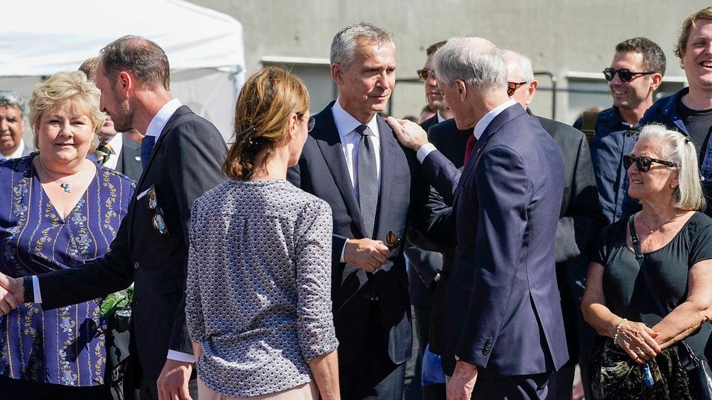 LK 18.6.2022 Muun muassa Norjan kruununprinssi Haakon sekä iskujen aikaan maan pääministerinä toiminut Jens Stoltenberg olivat paikalla, kun Norjassa paljastettiin vuoden 2011 terrori-iskun muistomerkki.