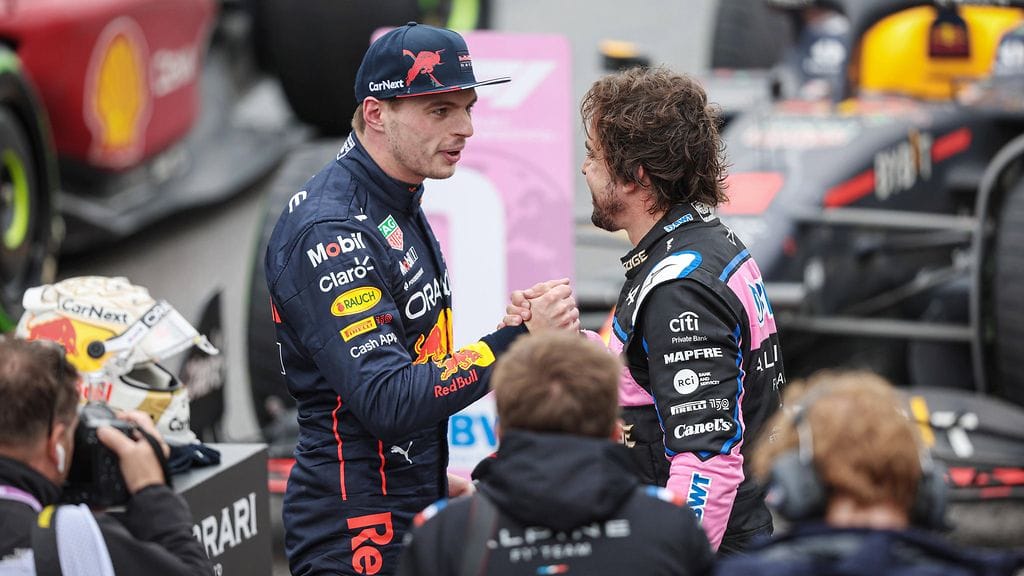 Aika-ajojen kaksi parasta, Red Bullin Max Verstappen ja Alpinen Fernando Alonso, kättelivät huippuvetojensa jälkeen.