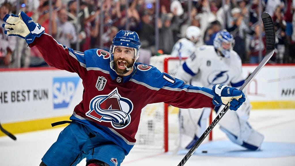Coloradon Andrew Cogliano juhlistaa Darren Helmin tekemää Coloradon 2–0-maalia.