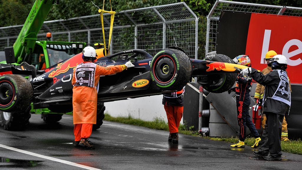 Sergio Pérezin Red Bullia hilattiin pois radan varresta aika-ajojen kakkososion keskeydyttyä.
