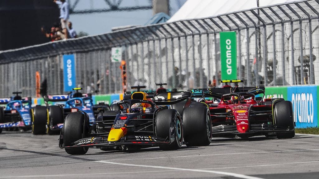 Max Verstappen piti Carlos Sainzin takanaan, vaikka espanjalainen laittoi hänet loppukierroksilla tiukille.