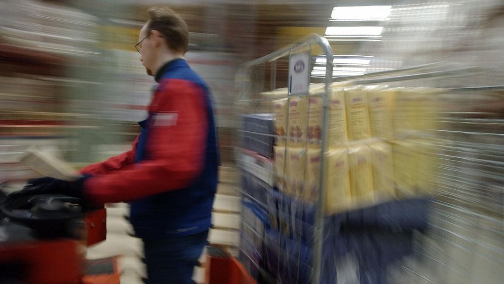 Vuorotöitä Espoon Inexin logistiikkakeskuksessa Kilossa. Kuvituskuvan mies ei liity juttuun.