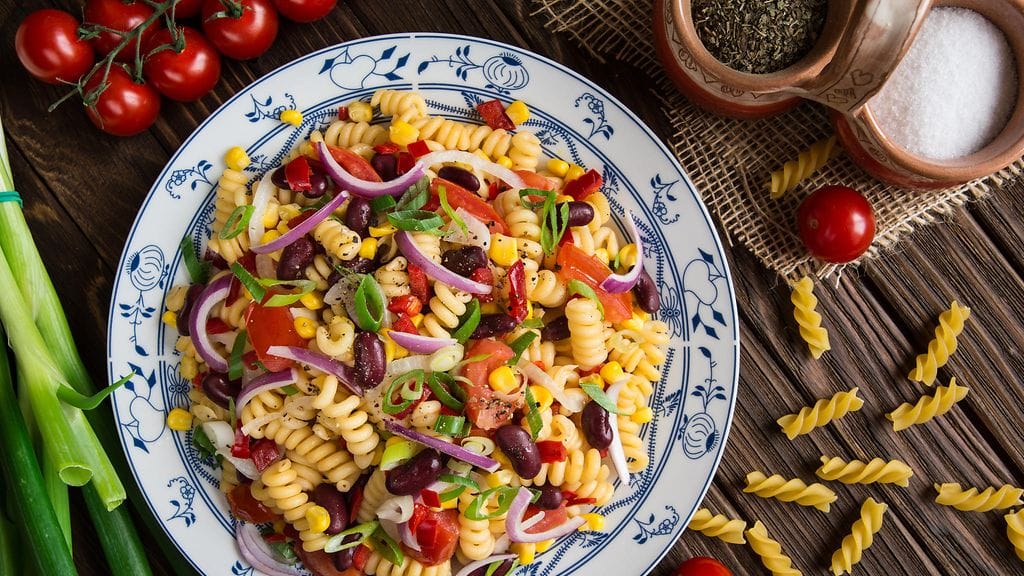 Pastasalaatista saa helposti kesäjuhlien tähden.