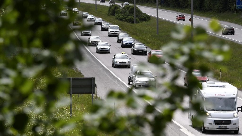 Juhannusliikennettä 4-tiellä vuonna 2017.