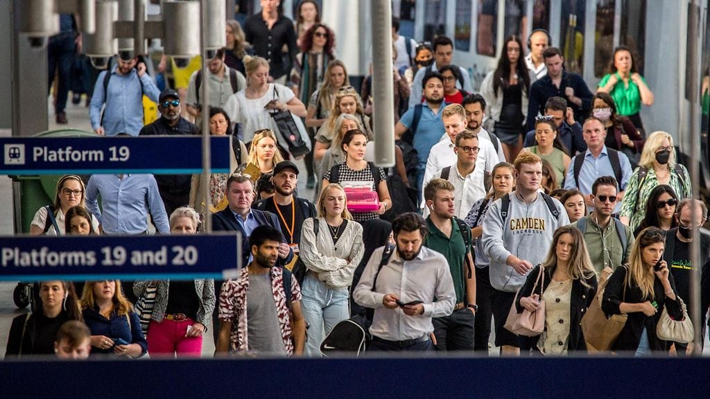 Britanniassa alkaa huomenna historiallisen laaja rautatielakko. Lakko koskettaa yli 50 000:ta työntekijää ja yli kymmentä rautatieyhtiötä. Kuvassa Lontoon Waterloo-rautatieasema.