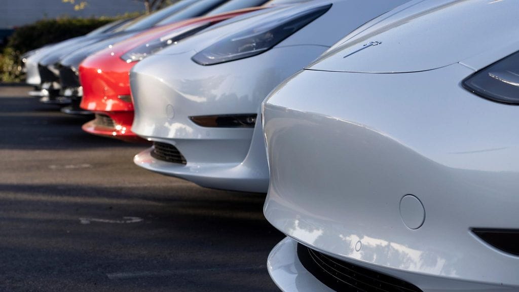 Saksalaiskuski hakee oikeudelta uutta Teslaa "korjatun" Teslansa tilalle.