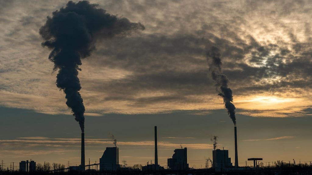 Kuvassa Mannheimin kivihiilivoimalaitos Saksassa.