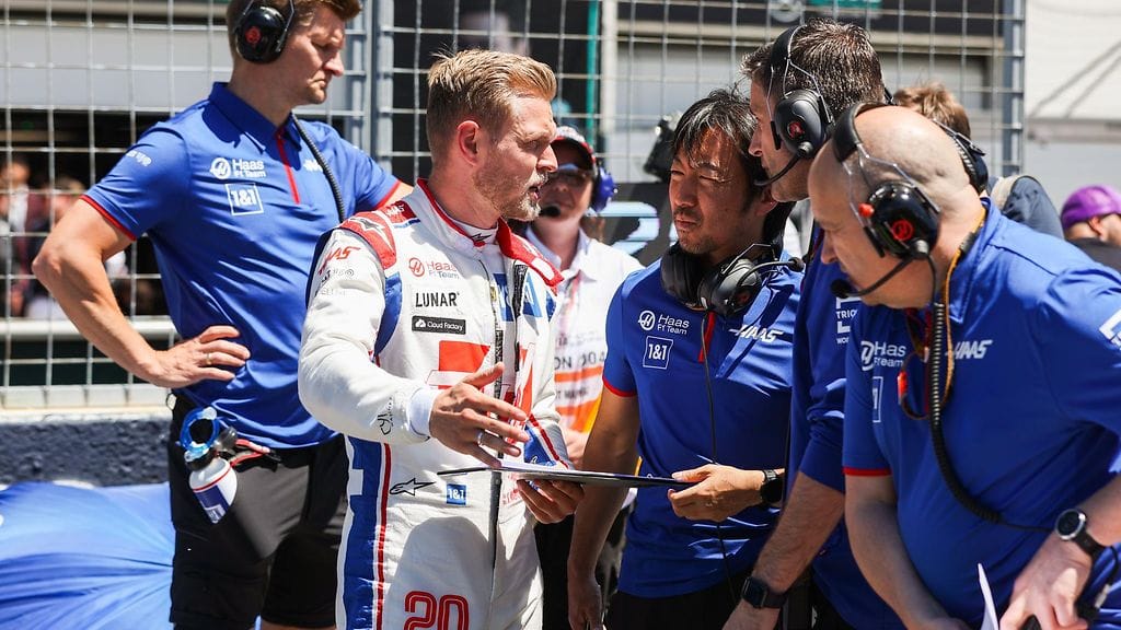 Tanskalaiskuski Kevin Magnussen kolhaisi autonsa etusiipeä ja sai tuta F1-sääntömuutoksen vaikutuksen.