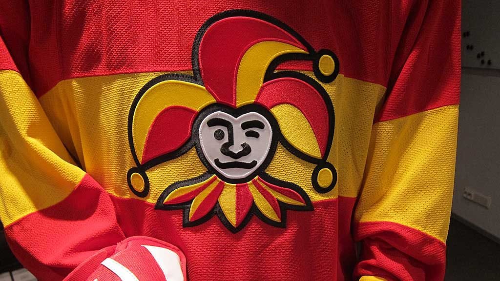 Jokereiden juhlapaita kunnioittaa värityksellään Eteläpääty-fanikatsomoa.