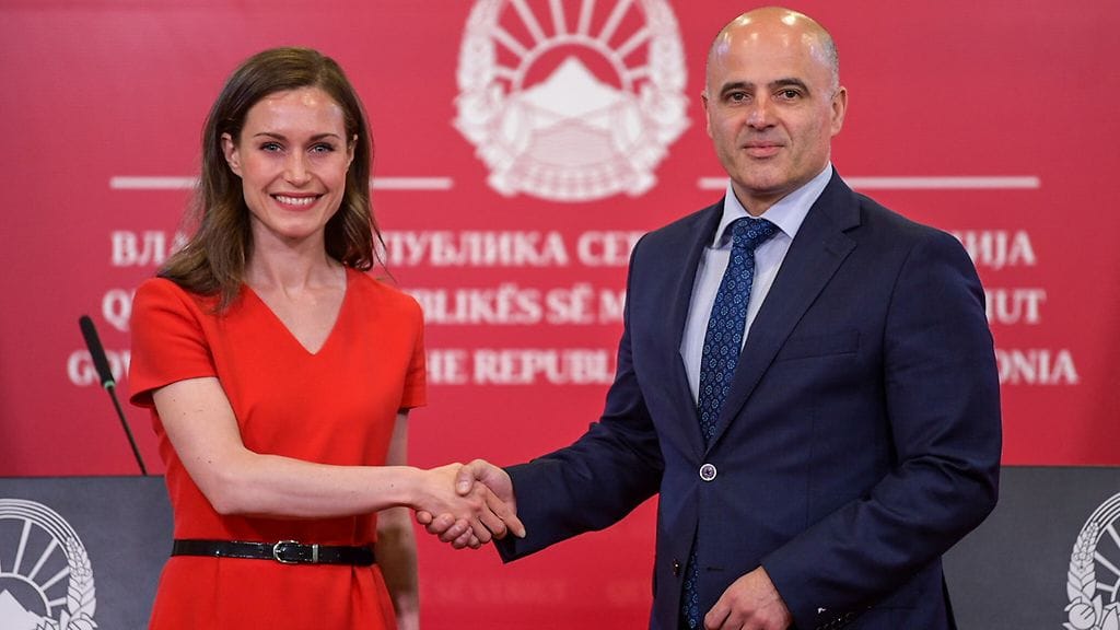 Pääministeri Sanna Marin (vas.) sekä Pohjois-Makedonian pääministeri Dimitar Kovačevski.