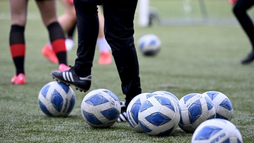 Kirjailija Johanna Ruohonen pohtii, mistä tasa-arvoerot jalkapallossa johtuvat ja mitä ongelmalle tulisi tehdä.