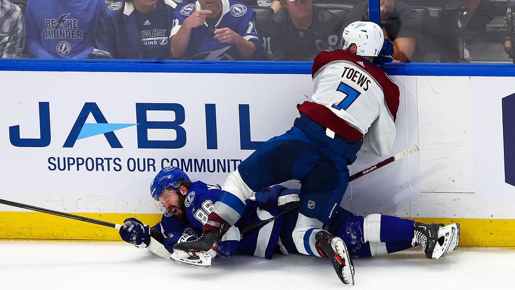 Nikita Kutsherov loukkaantui Devon Toewsin taklauksen seurauksena.