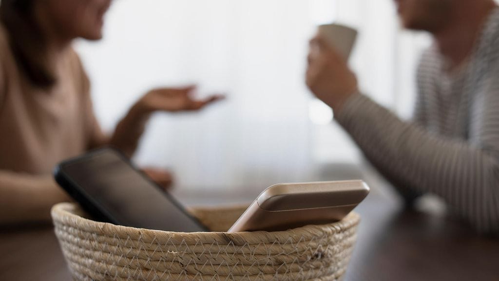 pariskunta juttelee ilman puhelimia