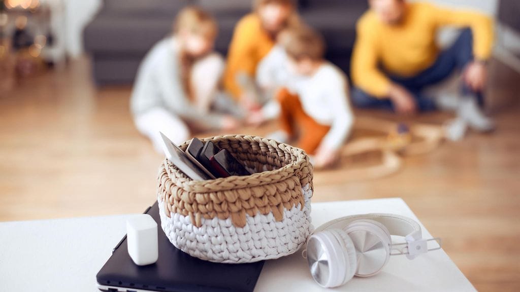 perhe puuhailee asioita ilman puhelinta