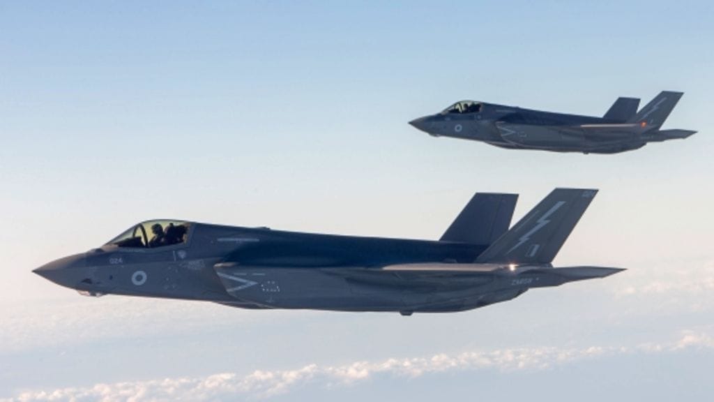 Kaksi Ison-Britannian kuninkaallisten ilmavoimien F-35B Lightning II -hävittäjää.