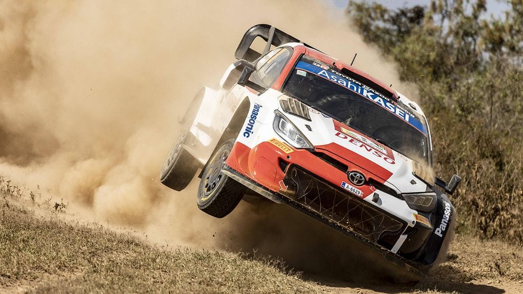 Takamoto Katsuta kuritti Toyotan hybridiautoa Kenian shakedownissa keskiviikkona.