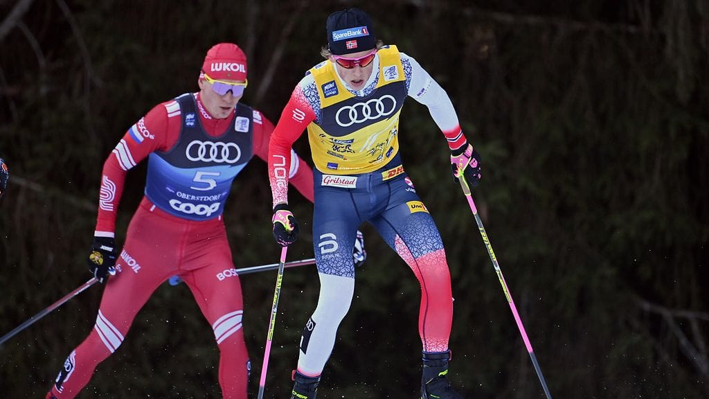 Johannes Hösflot Kläbo on esittänyt Venäjä-kriittisiä kommentteja. Takana Venäjän Aleksandr Bolshunov.