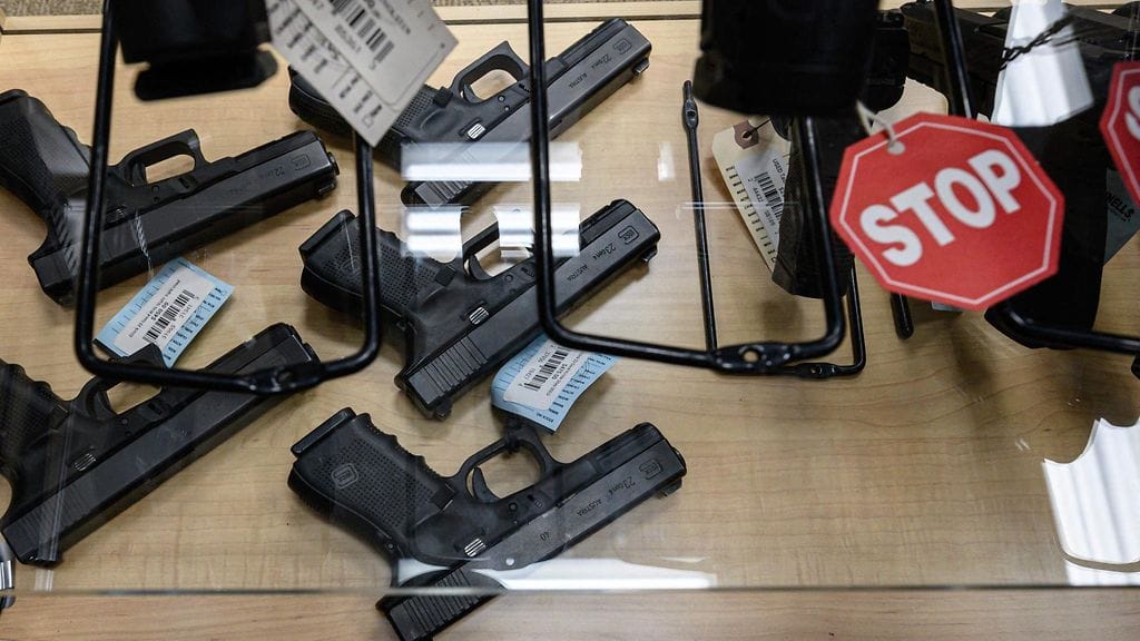 Uudessa lakipaketissa esitetään muun muassa tehostettuja taustatarkastuksia alle 21-vuotiaille aseenostajille ja 11 miljardin dollarin panostusta mielenterveyteen.