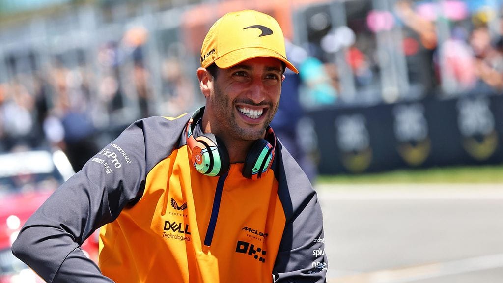 McLaren vitsaili Daniel Ricciardon olleen etsimässä Valtteri Bottasta.