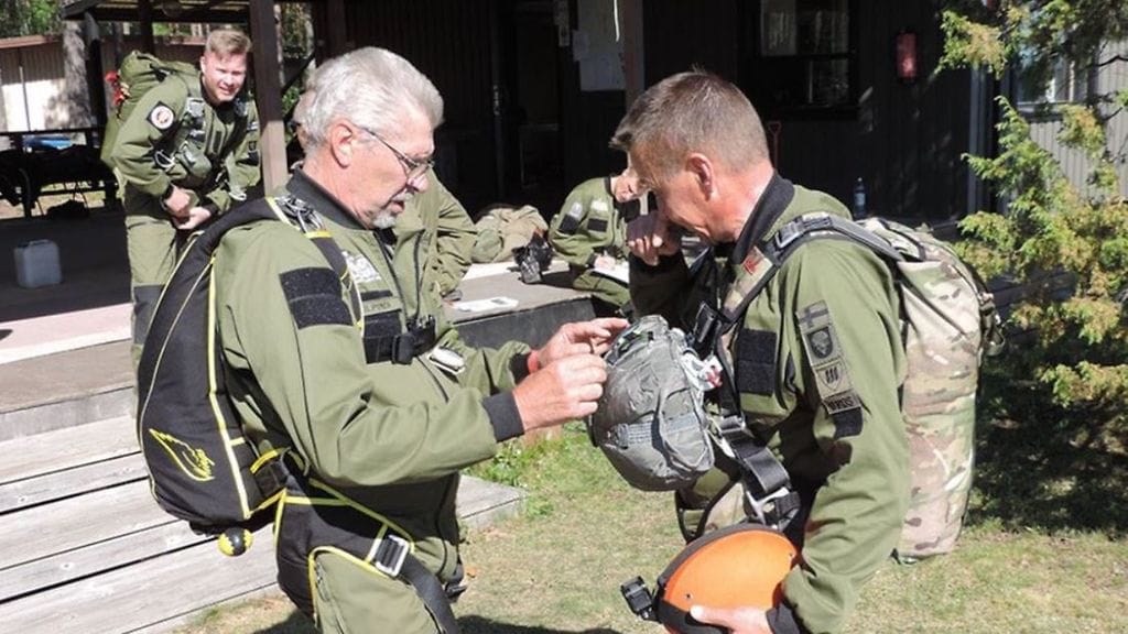 Mikä saa ihmisen hyppäämään lentokoneesta? Enska Kilpinen vastaa nopeasti: vapaus.