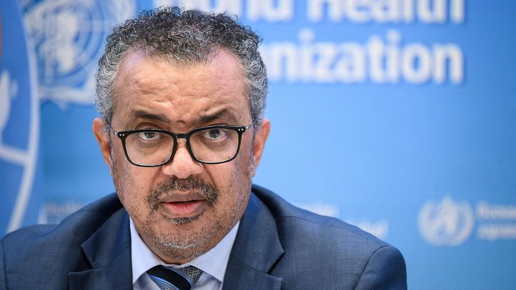 WHO:n Intian viranomaisilta saamien tietojen mukaan yritys olisi toimittanut pilaantuneita yskänlääkkeitä vain Gambiaan. Kuvassa WHO:n pääjohtaja Tedros Adhanom.