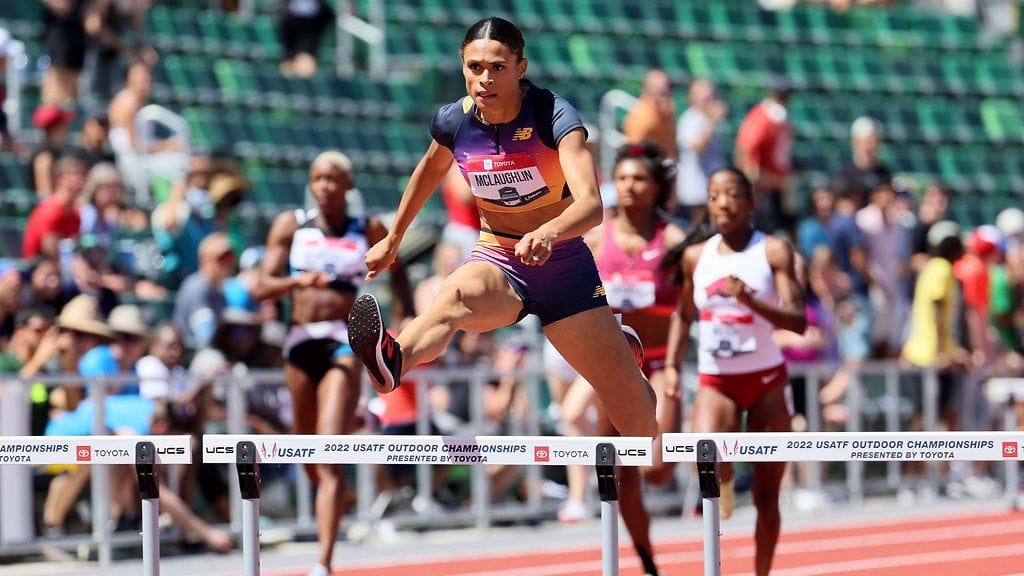 Sydney McLaughlin paineli uuden 400 metrin maailmanennätyksen.
