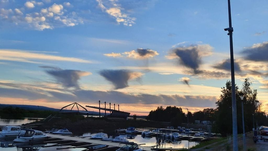 Sienen- tai alasimenmuotoiset pilvet herättivät ihmetystä eri puolilla maata juhannuksena. Tämä kuva on Rovaniemeltä. Kuva: Teemu Isometsä