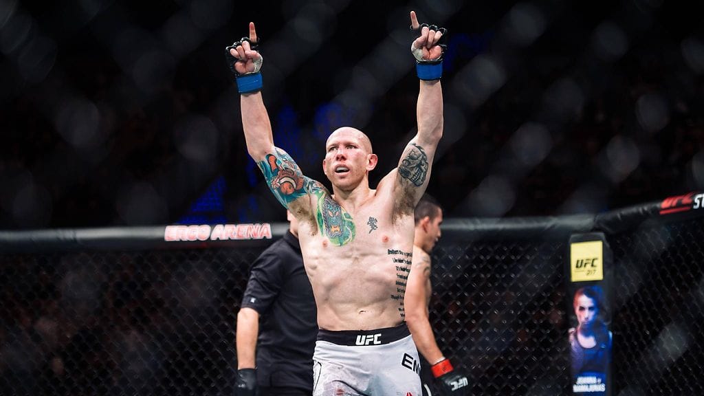 UFC-ottelija Makwan Amirkhani näyttää Ivan Puopololle, miten tehdään anakonda-kuristus