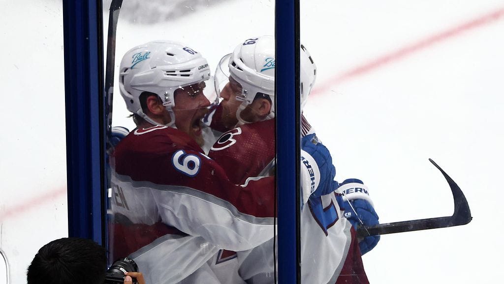 Artturi Lehkonen (vas.) laukoi Colorado Avalanchelle Stanley Cupin ratkaisseen voittomaalin.