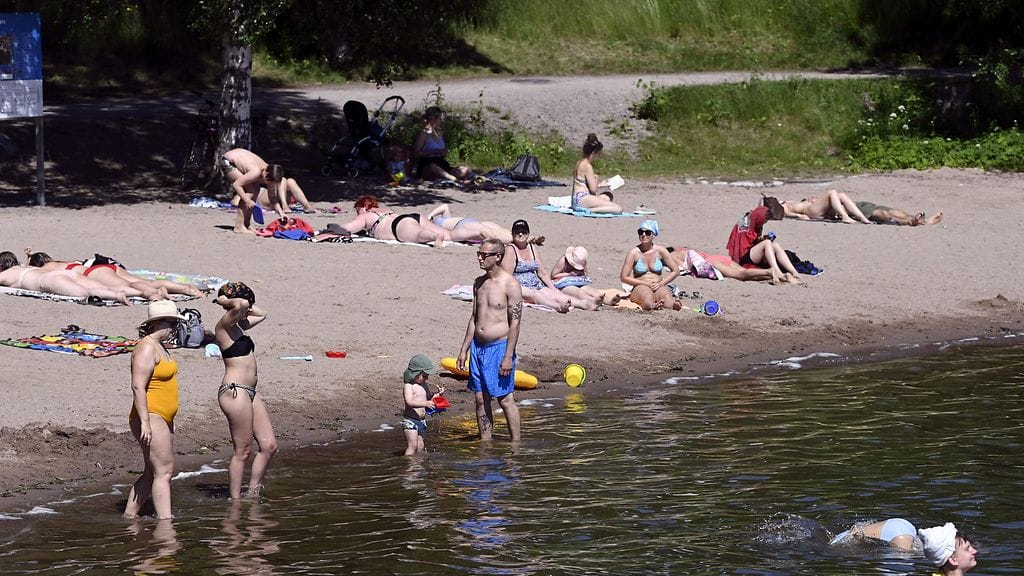 Kuumista säistä nautittiin Marjaniemen uimarannalla Helsingissä juhannuksena.