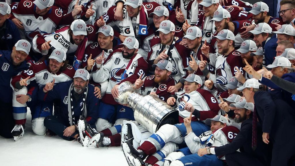 Colorado Avalanchen voittama Stanley Cup -pokaalia sai nopeasti osumaa.