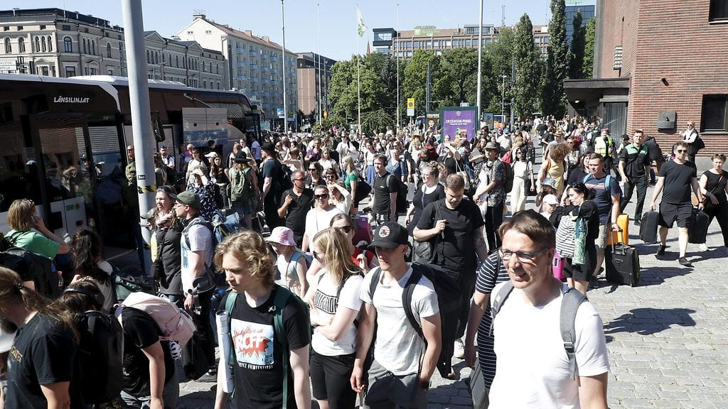 Matkustajia Tampereen rautatieasemalla 26. kesäkuuta 2022. Juhannusviikonlopun ratatöiden valmistuminen Toijalan ja Tampereen välillä viivästyi reilusti ja kaukojunat olivat jopa 14 tuntia myöhässä.