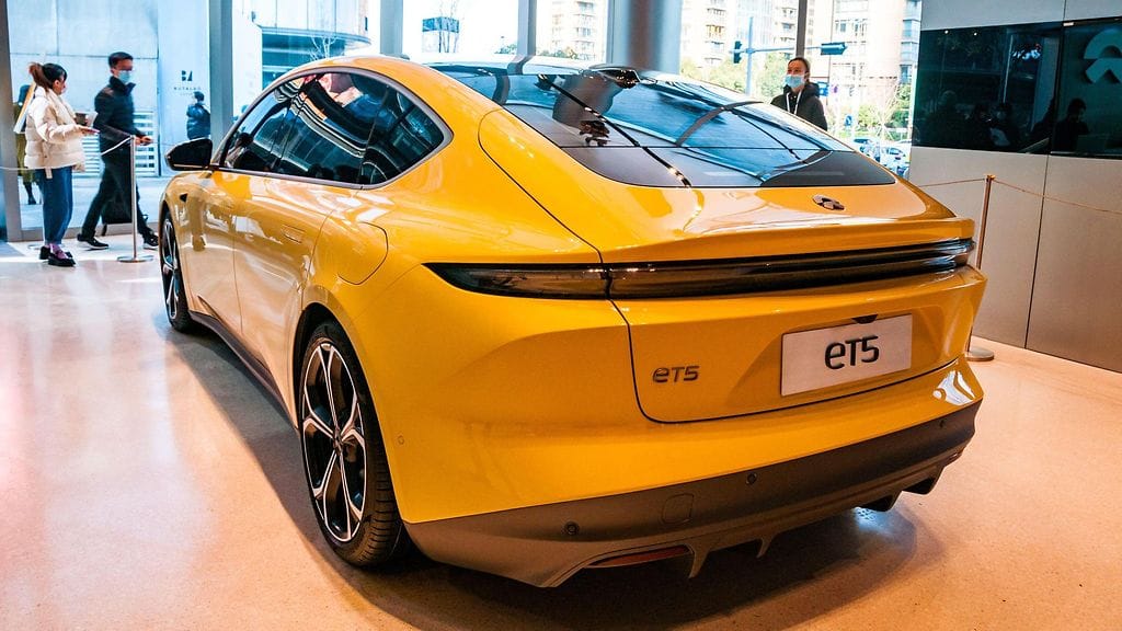 Nio ET5 esiteltiin viime vuoden lopulla. Tänä syksynä valikoiduille markkinoille saapuva auto tulee kilpailemaan muun muassa Tesla Model 3:n kanssa.