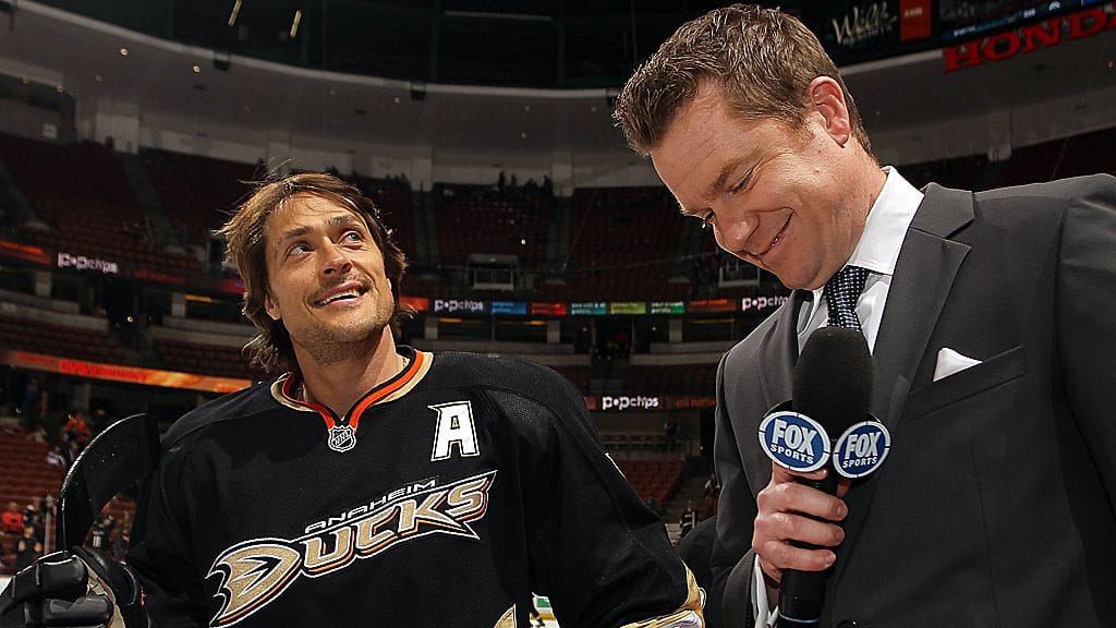 Teemu Selänne haastateltavana ennen NHL-ottelun alkua helmikuussa 2012.