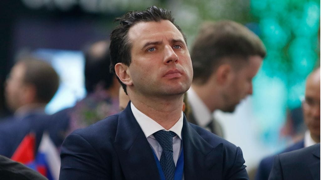 Roman Rotenbergin hyppääminen Pietarin SKA:n päävalmentajaksi viime kaudella hämmästytti. Nyt mies oli tositoimissa kentällä kolmella kolmea vastaan pelattavassa jääkiekossa.