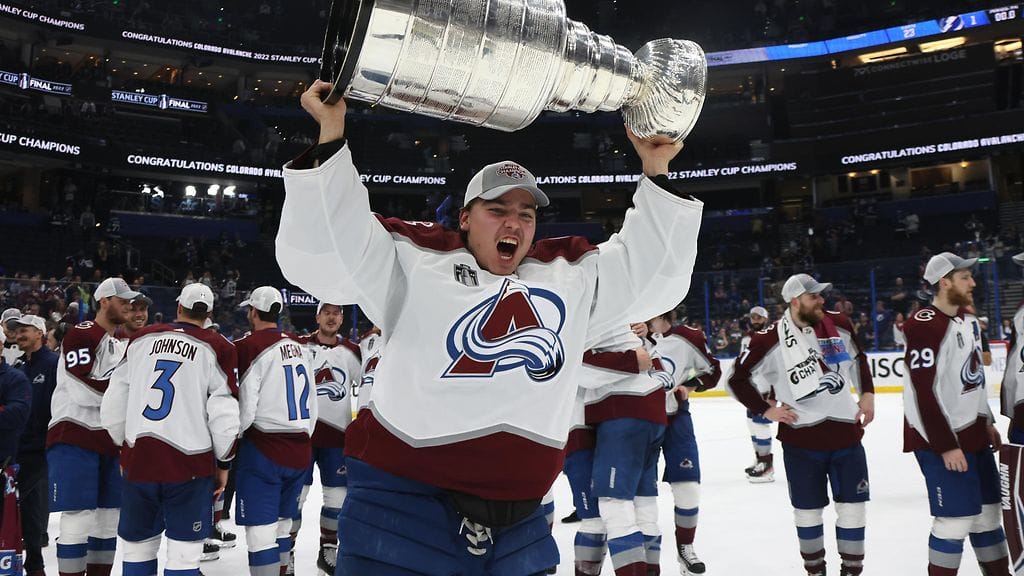 Colorado Avalanchen kolmosmaalivahti Justus Annunen nosteli riemuissaan Stanley Cup -pokaalia.