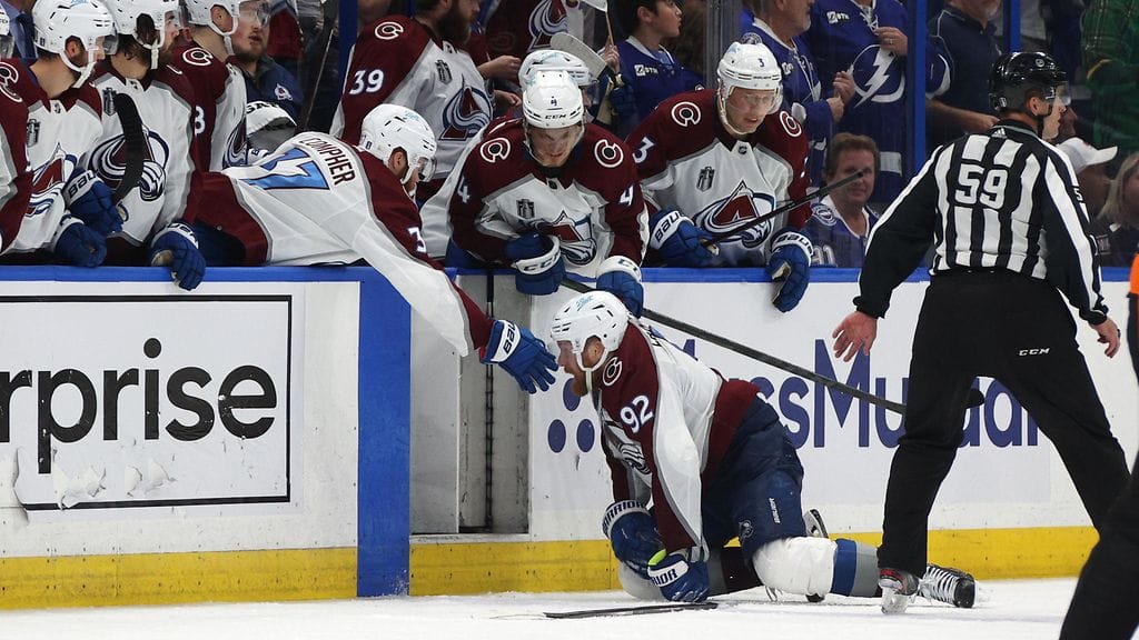 Colorado Avalanchen kapteeni Gabriel Landeskog konttasi loppumetrit vaihtoaitioon hänen luistimensa terän irrottua Tampa Bay Lightningia vastaan kuudennessa NHL-finaalissa.