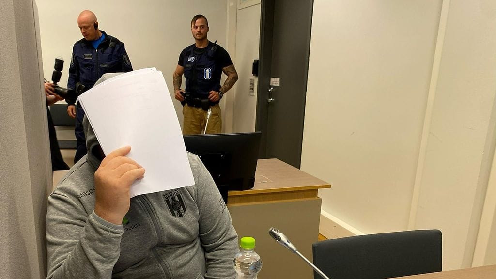 Mies peitteli kasvojaan petosrikosoikeudenkäynnissä Itä-Uudenmaan käräjäoikeudessa aiemmin kesällä.