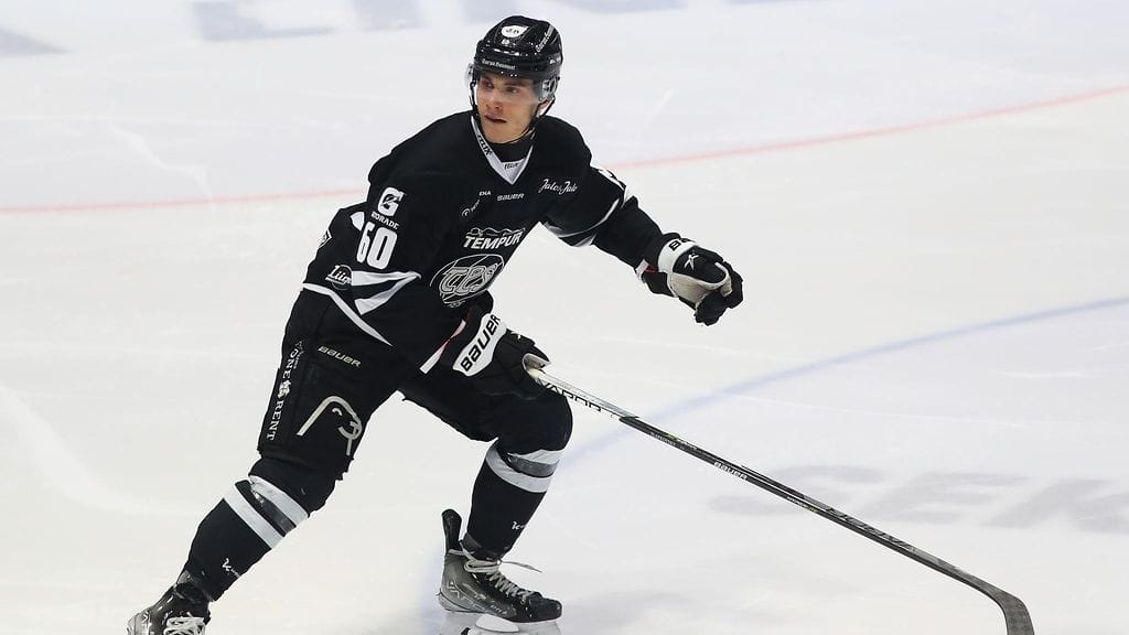 18-vuotias Juraj Slafkovsky pelasi mallikkaan viime kauden TPS:n paidassa.