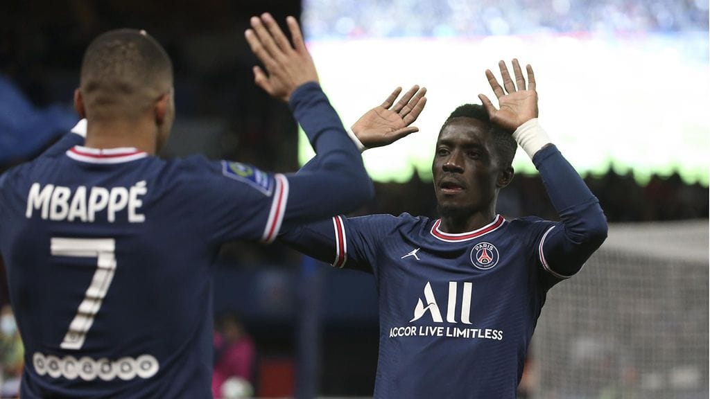 Idrissa Gueye boikotoi sateenkaarilippua.