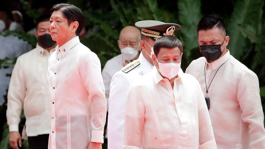 Ferdinand "Bongbong" Marcos Jr. (vasemmalla) vannoi maan presidentin virkavalan torstaina julkisessa tilaisuudessa. Kuvassa oikealla väistyvä preisdentti  Rodrigo Duterte.