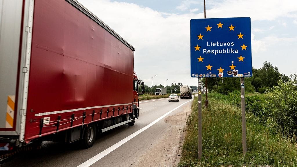 Liettua vaikuttaa aikovan noudattaa Euroopan komission uutta linjausta, jonka mukaan kuljetuksia Kaliningradiin ei voida kieltää. Kuljetukset eivät kuitenkaan ole sallittuja maanteitse.
