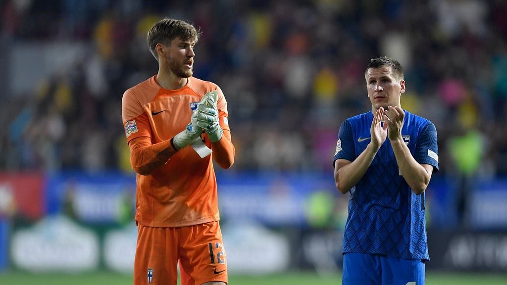 Jesse Joronen (vas.) on pelannut 16 ottelua Huuhkajien maalilla.