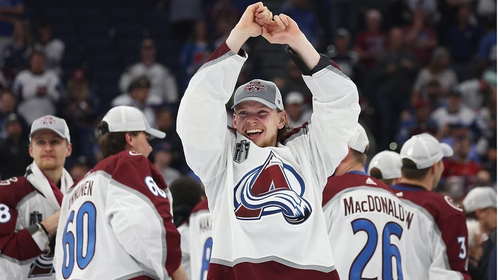 Uniikkia kuvaa Colorado Avalanchen mestaruusjuhlista – Mikko Rantanen ja Artturi Lehkonen villitsivät yleisömeren
