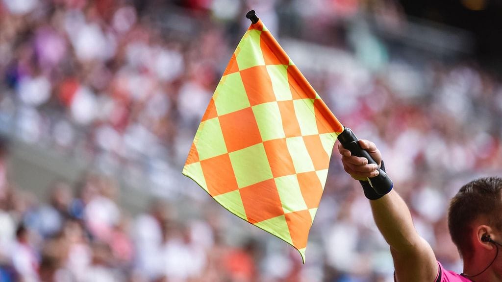 Linjatuomareiden työskentelyyn puututaan nyt entistä vahvemmin huipputeknologian kautta.