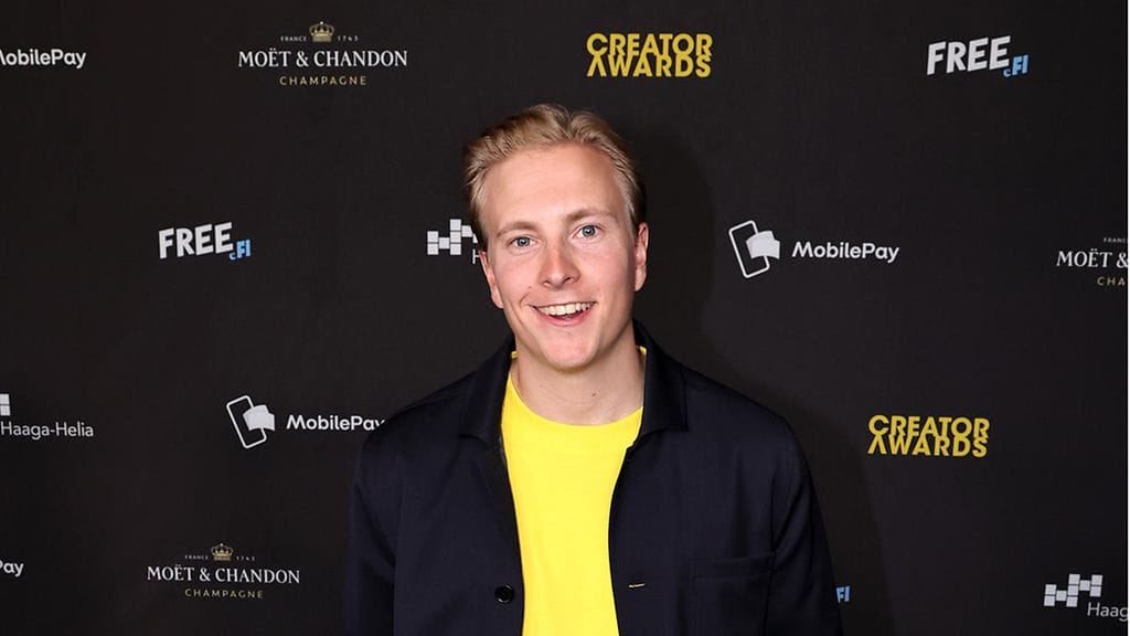 Janne Puhakka palkittiin Queer of the Year -tapahtumassa Vuoden esikuvana.