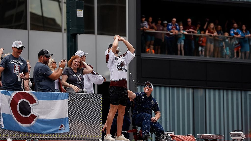 Mikko Rantanen otti kaiken ilon irti Colorado Avalanchen mestaruusjuhlista.