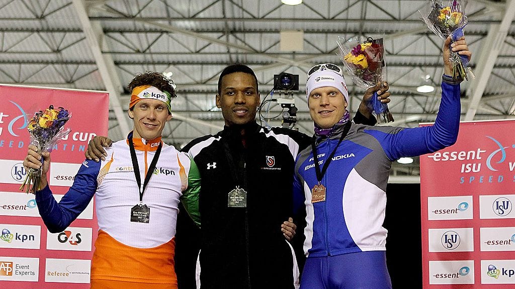 Pekka Koskela (oik.), Shani Davis ja Stefan Groothuis palkintokorokkeella.