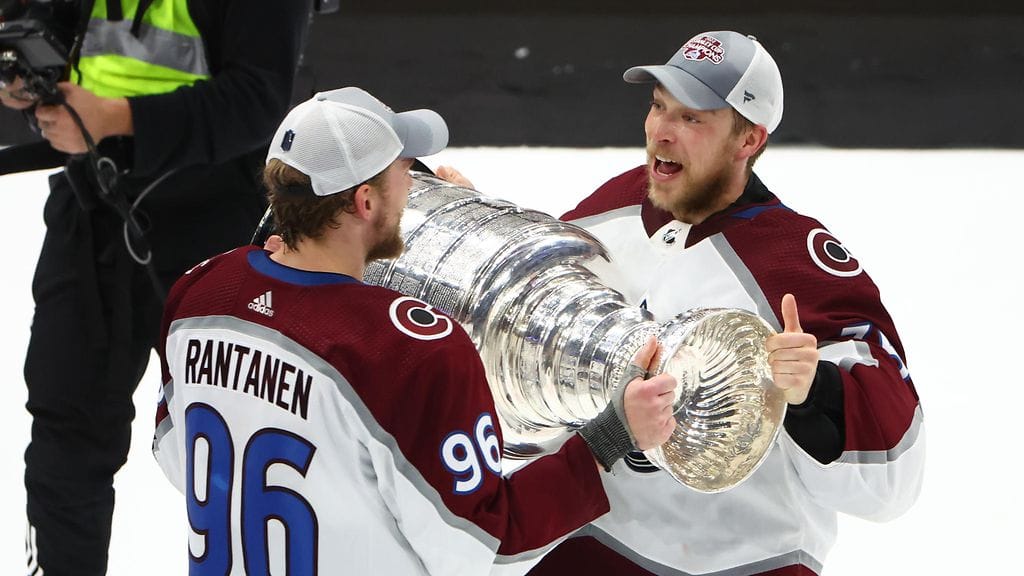 Darcy Kuemper juhli Mikko Rantasen kanssa Stanley Cupin voittoa.