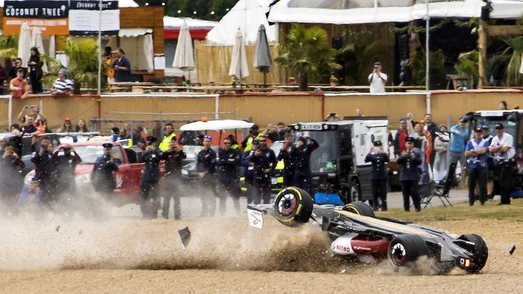 Guanyn Zhoun auto lennähti rajusti ympäri Britannian GP:n lähdössä.